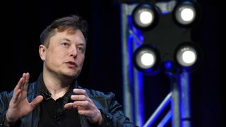 Tech-Milliardär Elon Musk präsentierte am Freitag den Prototypen eines Geräts seiner Firma Neuralink, das in der Lage sein soll, Informationen zwischen Neuronen und einem Smartphone zu übermitteln. (Susan Walsh/AP/dpa)