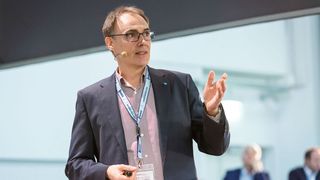 Lothar Patberg, Leiter Innovation der Thyssen Krupp Steel Europe, erklärte auf dem »Leichtbau-Gipfel« in Würzburg, wieso Stahl ein erfolgreicher Leichtbau-Werkstoff ist. (Stefan Bausewein)