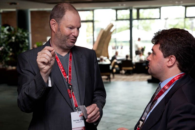 Professor Peter Bienert im Gespräch mit Herrn Filiz von Hitachi Consulting. (Archiv: Vogel Business Media)
