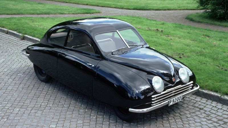Der „Ur-Saab“ aus dem Jahr 1947 trägt ein geradezu revolutionäres Design. (Bild: Autoren-Union Mobilität/Saab)
