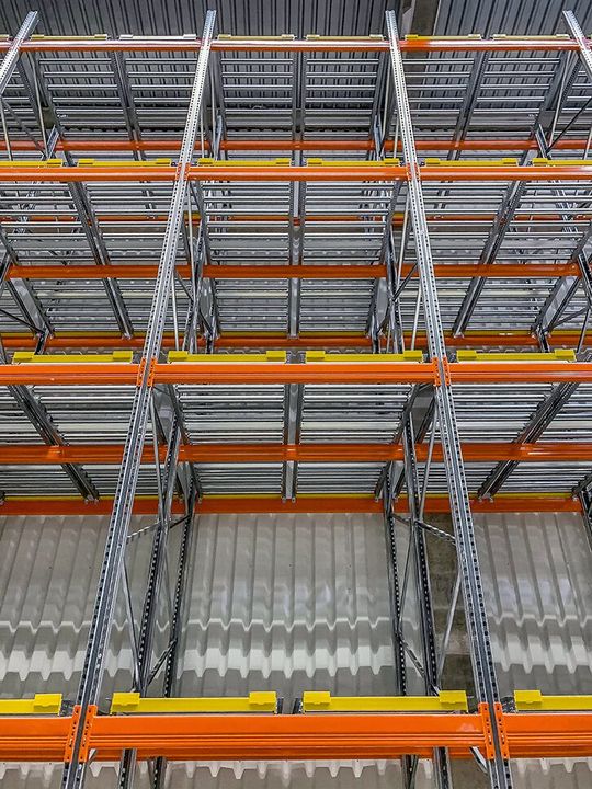 Die Rahmenhöhe der neuen Einschubregalanlage beträgt 10 m, was fünf Lagerebenen Platz bietet.(Bild:  AR Racking)
