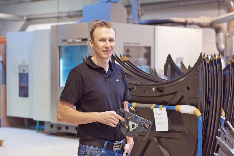 Thorsten Lengwenus, Teamleiter CNC bei ubc Composites, schätzt die Vielseitigkeit und Zuverlässigkeit der Bearbeitungszentren von DMG Mori. (Bild: DMG Mori)