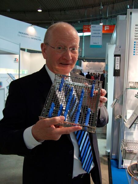 Friedhelm Kraft, Geschäftsführer von LK Mechanik, zeigt ein Instrumententray aus Edelstahlträgern. (Schäfer)