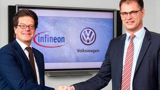 Peter Schiefer, Präsident der Division Automotive der Infineon Technologies AG (l.) und Dr. Volkmar Tanneberger, Leiter der Volkswagen Elektrik-/Elektronik-Entwicklung, besiegeln die Partnerschaft. (Volkswagen)
