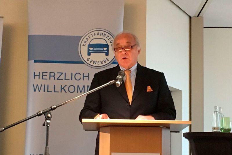 Rolf Mauss, Obermeister Kfz-Innung Köln, bezeichnete Norbert Werner als vertrauten Wegbegleiter. (Wenz)