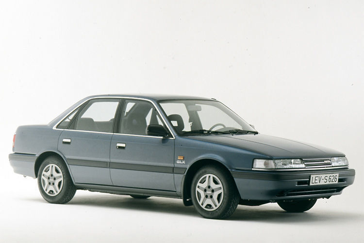 Mazda 626: Mit der Mittelklasse-Baureihe konnten die Japaner Erfolge feiern: Die dritte Generation des 626 ab 1987 gehörte zu den erfolgreichsten Importfahrzeugen in Deutschland und manifestierte damals mit ihrer Zuverlässigkeit Mazdas guten Ruf hierzulande. Ein Technik-Highlight des optisch unscheinbaren Japaners ist noch heute eine Besonderheit: Mazda stattete den 626 mit Allradlenkung aus, bei der für mehr Kurvenstabilität die Hinterräder geschwindigkeitsabhängig zu den Vorderrädern lenkten. (Mazda)