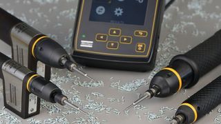 Vier Microtorque-Schrauber mit MT-Focus-6000-Steuerung: Links zwei Schraubspindeln für den Einbau in automatische oder halbautomatische Montageanlagen, rechts zwei Handschrauber. Die Steuerung arbeitet mit allen Schraubern und Einbauspindeln der Microtorque-Reihe zusammen.  (Atlas Copco Tools)