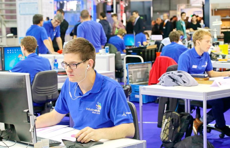 Schweizer Meister 2016 gesucht: Intensive Wettkämpfe auf der Prodex in den Disziplinen Konstrukteur, Elektroniker und Automatiker. (Anne Richter)