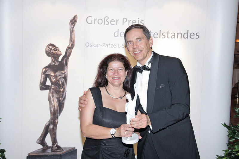 Michael und Christine Koch mit dem Hauptpreis „Premier“ bei der Bundesgala des Wettbewerbs „Großer Preis des Mittelstandes“. (Boris Löffert, Oskar-Patzelt-Stiftung)