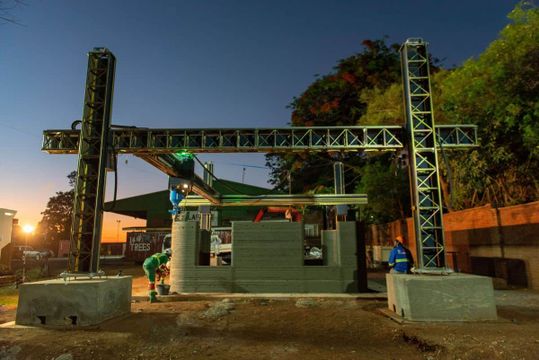 (Die 3D-Drucktechnik verspricht Rekord-Bauzeiten und optimierten Materialeinsatz und kann den CO2-Fußabdruck von Neubauten um bis zu 70 Prozent reduzieren. Bildquelle: LafargeHolcim)