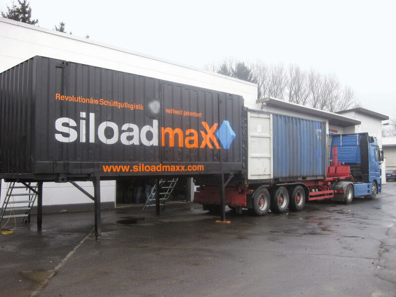 Über das Siloadmaxx-System wird der mit einem Linerbag ausgerüstete Standardcontainer mit Schüttgut befüllt. (Archiv: Vogel Business Media)