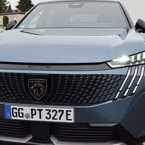 Die mittlerweile dritte Generation des 3008 sieht einfach gut aus. Die angriffslustige Front mit der krallenartigen LED-Gestaltung hebt den Wiedererkennungswert des Fahrzeugs auf ein für Stellantis-Verhältnisse hohes Niveau.(Bild:  Rehberg / VCG)