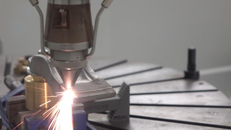 Im Projekt AI-SLAM zeigen die Forschenden des Fraunhofer ILT gemeinsam mit internationa-len Partnern, dass sich Beschichtungs- und Reparaturprozesse mithilfe von Sensorik und Künstlicher Intelligenz automatisieren lassen. (Bild: Fraunhofer ILT)