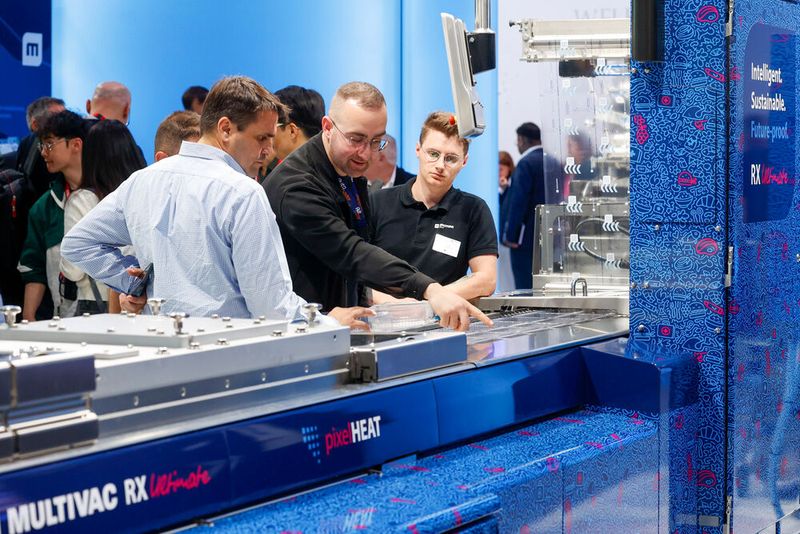 Mit der RX Ultimate präsentierte Multivac eine intelligente, nachhaltige und zukunftssichere Tiefziehverpackungsmaschine. Fortschrittliche Multisensorsteuerung und nahtlose Online Konnektivität sollen eine gleichbleibend hohe Qualität und Leistung gewährleisten. Technologien wie „pixelHEAT“ und „pixelSEAL“ steigern die Prozesssicherheit und ermöglichen die zuverlässige Verarbeitung ultradünner und nachhaltiger Folien.  (Bild: Messe Düsseldorf / Tillmann)