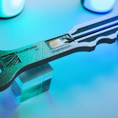 Integrierter Dehnungsmessstreifen in einem additiv gefertigten Schraubenschlüssel: Der in-situ gedruckte Sensor misst Verformung und Spannung direkt im Bauteil. (Bild: Fraunhofer ILT)