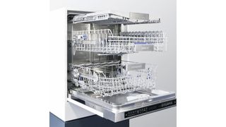 Auf der IFA 2014 in Berlin hat Schock Metall erstmals einen Geschirrspüler mit kugelgelagerten Teleskopschienen auf drei Ebenen vorgestellt. Alle Führungen erhielten vom Gerätehersteller das Prädikat „Leichtlaufauszug“. Die von Schock entwickelte und patentierte Clean-Slide-Selbstreinigung gewährleistet eine dauerhafte Funktion ohne Wartung. (Schock Metall)