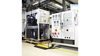 Teststand: Das Fraunhofer-Institut für Solare Energiesysteme ISE hat im Juli 2016 den HybridChiller im Labor getestet. Sie bescheinigen eine sehr gute Performance unter realen Bedingungen. Das belegt der ESEER-Wert von 19,6, der aufgrund des Neuheitsgrades der Anwendung in einem praxisrelevanten, am ESEER-Wert orientierten Verfahren gemessen wurde. (Riedel/Erik Mosoni)