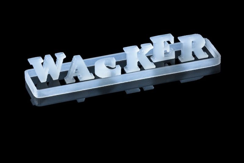 Wacker hat erstmals ein Verfahren entwickelt, das den dreidimensionalen Druck von Werkstücken aus Silicon gestattet. Das Verfahren eignet sich für viele Industriebereiche. Für die Automobil-, Medizin-, Haushalts- und Beleuchtungsindustrie ergeben sich ganz neue Möglichkeiten der Produktentwicklung. Prototypen, auch mit komplexen Geometrien, lassen sich schnell, flexibel und ohne teure Werkzeuge produzieren. Auch Kleinserien und Ersatzteile, die laufend an neue Anforderungen angepasst werden müssen, können auf diese Weise produziert werden. (Bild: Wacker Silicones)