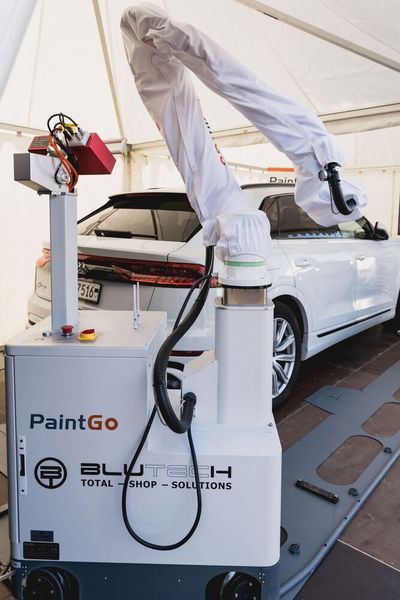 Die Zukunft auf den WKST zum Anfassen: der Lackierroboter Point Go, präsentiert von Bluetech aus der Schweiz. (Bild: Stefan Bausewein)