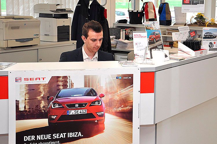 Kümmert sich um den Facebook-Auftritt: Rafael Schötz, Juniorverkäufer im dritten Lehrjahr. (Grimm)