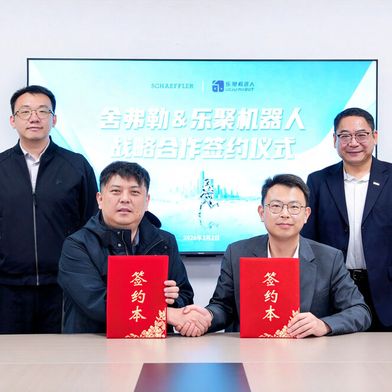 (v.l.) Zhendong Ke, Vice President von Leju Robotics, Hao Gao, General Manager Central Region von Leju Robotics, Haitian Sun, General Manager der Schaeffler Humanoids (Taicang) Co., Ltd. und Dr. Yilin Zhang, Regional CEO Region Greater China der Schaeffler AG, besiegelten die Partnerschaft.
 (Bild: Schaeffler)