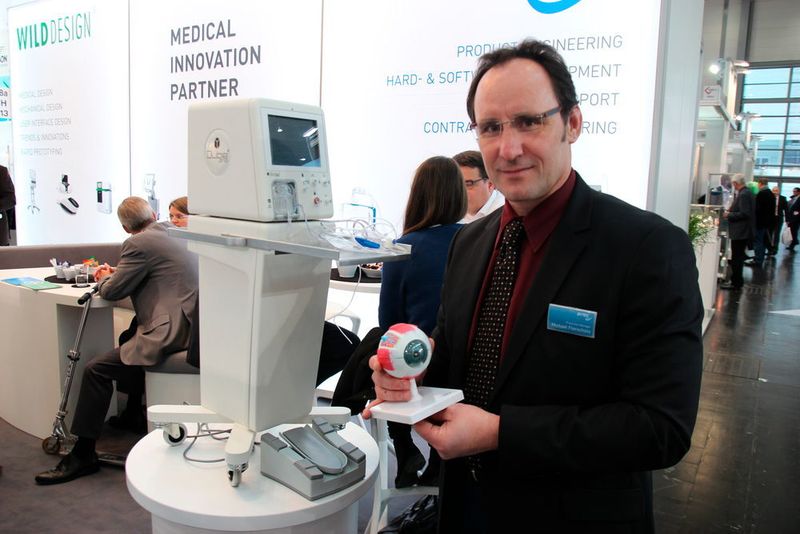 Michael Florschütz, Produktionsleiter bei  Bytec Medizintechnik, mit Qube pro, einem Medizingerät für die Augenchirurgie zur Behandlung von Katarakten. Bytec entwickelt und produziert medizinische Geräte und Systeme im Kundenauftrag. (Schäfer)