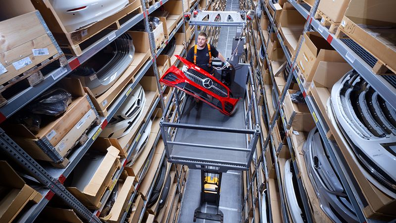 Große Auswahl für viele aktuelle Baureihen. Rund 500.000 Artikel im Hochregallager. Kaufbar im Onlineshop.  (Bild: Ingolf Pompe Photography https://www.ingolfpompe.net/ Auftraggeber: 	Mercedes-Benz Used Parts GmbH, Neuhausen)