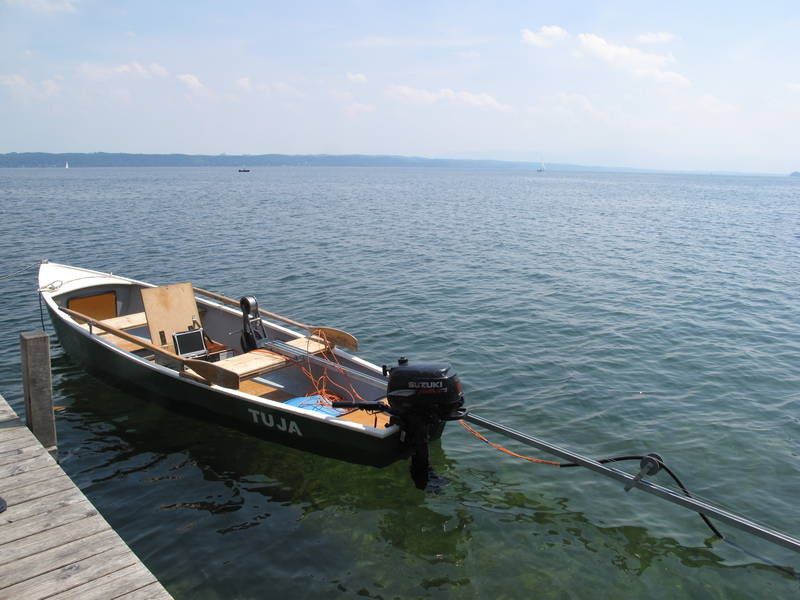 Abb. 5: Versuchsboot: Die Kamera ist am Ende des Auslegers befestigt, damit kein Schatten auf die fotografierten Areale fällt. (Bild: Limnologische Station/TUM)