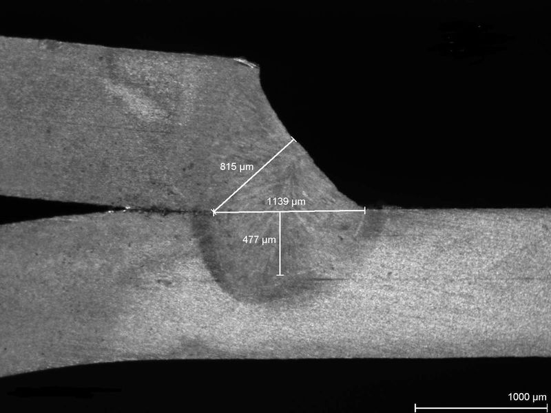 Dieser Makro-Querschliff zeigt die Qualität des ausgebildeten metallischen Gefügea in der Stirnkehlnaht. 1,2 mm und 1 mm verzinkte Stahlbleche aus DC06 wurden hier miteinander geschweißt. (Bild: Bergmann & Steffen)