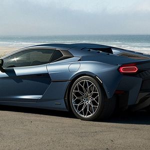 Maßgeschneidert: Der Einstiegs-Spitzensportler ist 4,71 Meter lang, 1,20 Meter hoch und zwei Meter breit.(Bild:  Lamborghini)