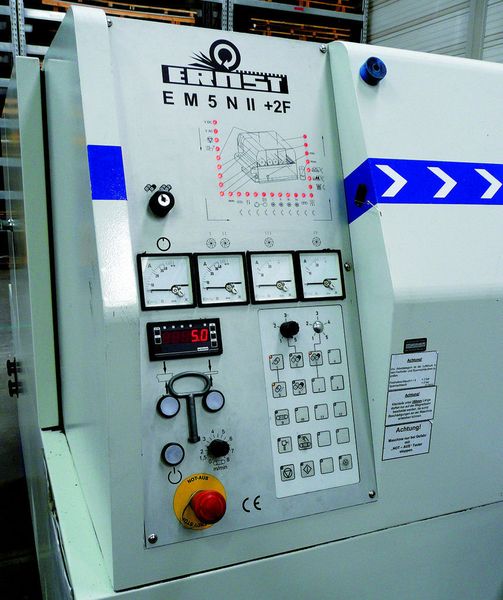 Mit dem Bedienpult und der Steuerung der EM 5N II + 2 haben die Weisshaar-Mitarbeiter die Nassschlifftechnik voll im Griff. (Archiv: Vogel Business Media)