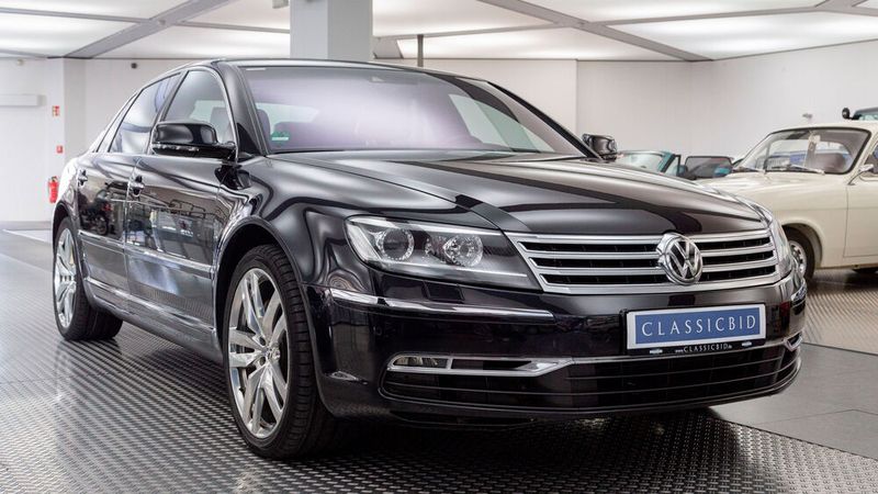 Noch ganz frisch in der Klassiker-Riege ist der VW Phaeton V8 lang mit Erstzulassung im Jahr 2012. Er wurde für 28.050 Euro versteigert. (Bild: Mediabid 2023)
