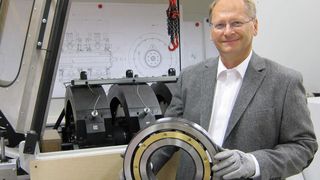 Thomas Langer, Dipl.-Ing. und M.Sc., Leiter Versuch und Entwicklung von NKE, präsentiert den neuen Wälzlagerprüfstand RAX380. (Bild: NKE Austria)