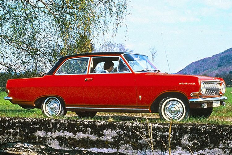 Schicke Farbvariante mit feuerwehrroter Karosserie und schwarzem Vinyl-Dach. (Foto: Opel)