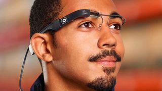 Eine Datenbrille sorgt in der Automobilindustrie für mehr Effizienz und Sicherheit von sequenzierten Prozessen entlang der Fertigungslinie. (Picavi)