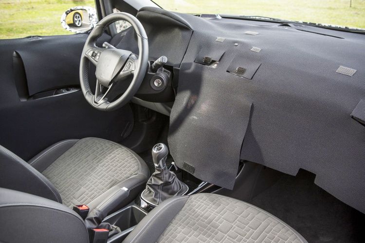 Auch im Innenraum legt der Tarnmeister Hand an. Instrumententafel und Armaturenbrett werden mit Kunststoffmatten verhüllt.  (Foto: Opel)