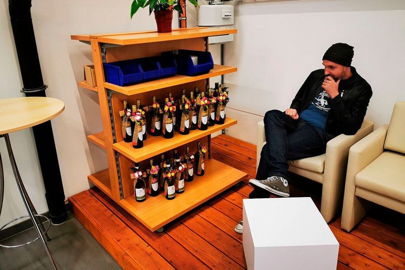 Jeder Käufer bekommt eine Flasche Sekt. Da dreht sich was im Autohaus Rudolph! (Holz/»kfz-betrieb«)