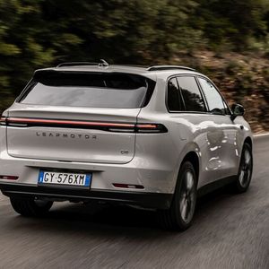 Der C10 REEV fährt immer elektrisch, der E-Motor treibt dabei die Hinterräder an.(Bild:  Leapmotor)