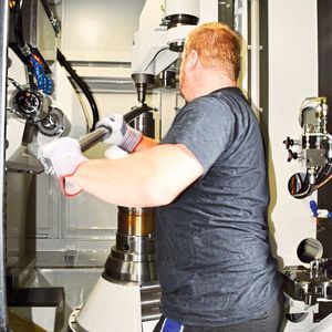 Die Wälzfräsmaschine R 300 von Emag Richardon, die bei HKS in Neukirch aufgestellt ist, ist sehr gut zugänglich. Das garantiert schnelle Umrüstprozesse.