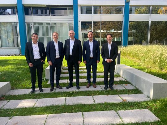 Geschäftsführung und Vorstand der Arbeitsgemeinschaft Laser und Lasersysteme für die Materialbearbeitung (V. l. n. r.): Dr. Hagen Zimer, Trumpf; Dr. Stefan Ruppik, Coherent (Stellvertretender Vorsitzender); Dr. Christoph Ullmann, Laserline (Vorsitzender); Nikolas Meyer, Weil Technology; Dr. Sven Breitung, VDMA.(Bild:  VDMA)