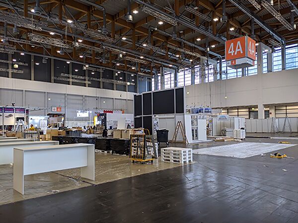 Blick in Halle 4A am Sonntag. Hier werden laut aktuellem Hallenplan ab Dienstag u.a. Maxim, Rutronik und Fischer Elektronik  zu finden sein. Außerdem eine Wellness-Area.  (Bild: ewtheman)