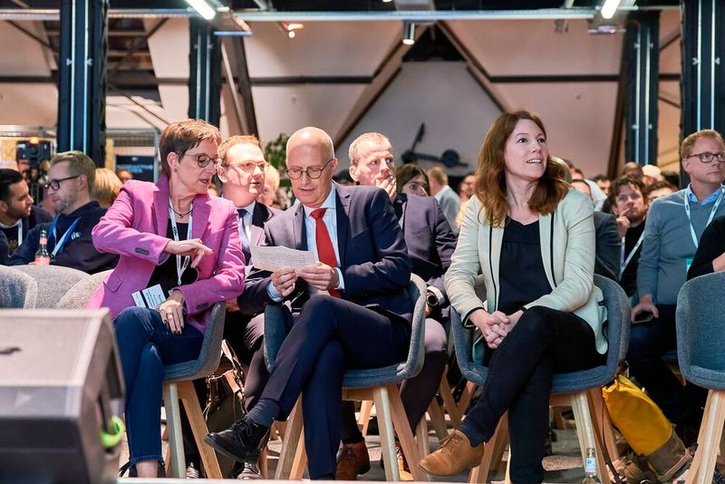 Von links: Kerstin Wendt-Heinrich, Vorsitzende der Logistik-Initiative Hamburg, Dr. Peter Tschentscher, erster Bürgermeister der Stadt Hamburg, und Dr. Anna Christmann, Beauftrage für Digitale Wirtschaft und Start-ups (BMWK) im neuen Digital Hub Logistics Hamburg, bei der Eröffnungsfeier. (Bild: Digital Hub Logistics)