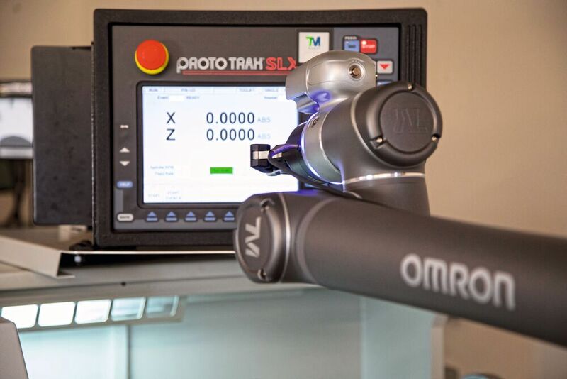 Ein Cobot analysiert via Bildverarbeitungssystem die Ausgabe auf dem Monitor einer CNC-Maschine.  (Bild: Omron)