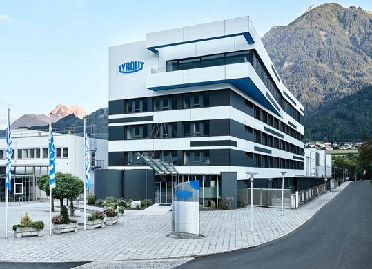 Tyrolit informiert, dass Werkzeugherstellern jetzt Wettbewerbsvorteile genißen können, wenn sie darauf achten, Schleifwerkzeuge zu nutzen, die per Funkenerosion abgerichtet sind. Tyrolit bietet solche jetzt an. Hier verraten die Österreicher, was das Besondere daran ist.(Bild:  Tyrolit)