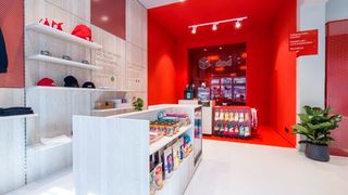 Die helle und freundliche Anmutung von Deutschlands erstem DPD-Store wird durch Holz und Naturmaterialien erreicht, aus denen die Einrichtung besteht. Der Betreiber ist sicher, dass das zum Verweilen einlädt, um an der DPD-Kaffeebar gleich noch Fairtrade-Kaffee zu genießen. (Bild: DPD)