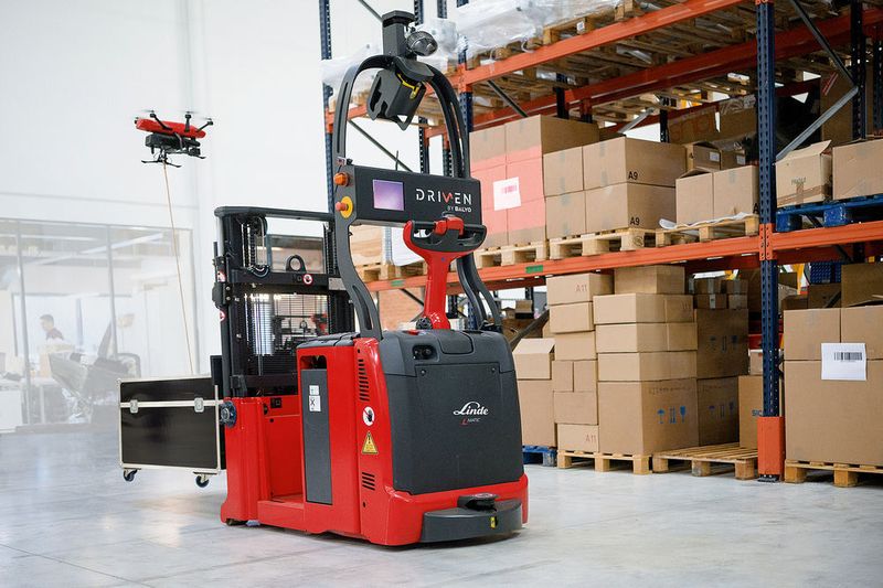 Linde-MH stellt den Prototyp seiner Inventurdrohne auf der Logimat erstmals vor. Durch die Kopplung der Drohne mit einem automatisierten Hochhubwagen soll die dauerhafte Energieversorgung und Ortung in der Halle garantiert sein. (Linde Material Handling)