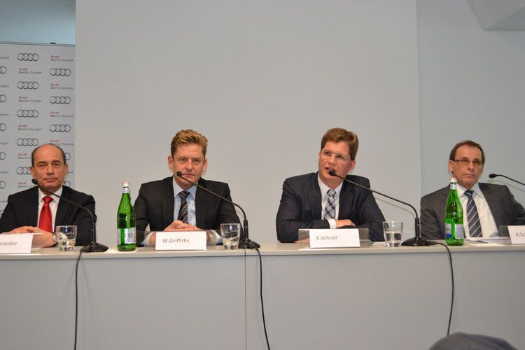 Während der Presskonferenz standen Ferdinand Schneider, Geschäftsführer Audi Berlin GmbH, Wayne Griffiths, Leiter Vertrieb Deutschland Audi AG, Rainer Schroll, Sprecher der Geschäftsführung VGRD GmbH, und Axel Schiffers, Leiter Technisches Management Volkswagen Immobilien GmbH, Rede und Antwort. (Foto: Hiemann)