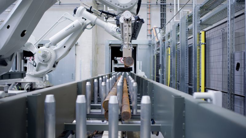 Die Anlage verfügt über zwei Sägeplätze, die von zwei ABB-Sechsachsrobotern vom Typ IRB 8700 bedient werden. Diese können bis zu 1,2 Tonnen Gewicht heben und sich je nach Gewicht und Größe der Rohre einzeln oder koordiniert  im sogenannten Multi-Move-Modus bewegen.  (Bild: ABB Robotics)
