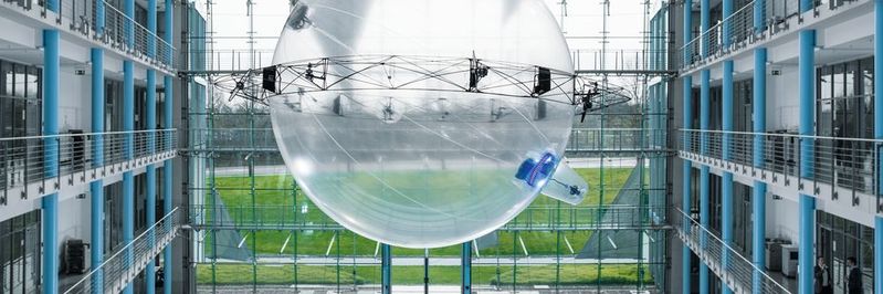 Mit dem Free Motion Handling zeigt Festo ein autonom fliegendes Assistenzsystem, das problemlos mit dem Menschen interagieren und ihn bei schweren Arbeiten unterstützen kann. (Bild:  Festo)