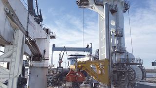 Der Tower Crane ist für eine Bewegung von 180° ausgelegt und muss extremen Seebedingungen standhalten. (Tsubaki Kabelschlepp )